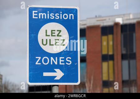 IMMAGINI DEI FILE. 11 marzo 2024. Trasporto per Londra, cartelli Ultra Low Emission a Uxbridge, London Borough of Hillingdon. Sadiq Khan, il sindaco di Londra, ha annunciato che dalla prossima settimana, i veicoli non conformi alla zona di emissione ultra bassa (ULEZ) del trasporto di Londra, saranno autorizzati a essere donati all'Ucraina per esigenze umanitarie e mediche piuttosto che essere rottamati. Crediti: Maureen McLean/Alamy Foto Stock