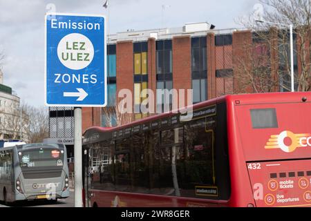 IMMAGINI DEI FILE. 11 marzo 2024. Trasporto per Londra, cartelli Ultra Low Emission a Uxbridge, London Borough of Hillingdon. Sadiq Khan, il sindaco di Londra, ha annunciato che dalla prossima settimana, i veicoli non conformi alla zona di emissione ultra bassa (ULEZ) del trasporto di Londra, saranno autorizzati a essere donati all'Ucraina per esigenze umanitarie e mediche piuttosto che essere rottamati. Crediti: Maureen McLean/Alamy Foto Stock