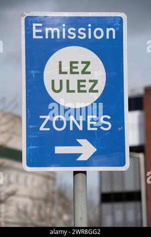 IMMAGINI DEI FILE. 11 marzo 2024. Trasporto per Londra, cartelli Ultra Low Emission a Uxbridge, London Borough of Hillingdon. Sadiq Khan, il sindaco di Londra, ha annunciato che dalla prossima settimana, i veicoli non conformi alla zona di emissione ultra bassa (ULEZ) del trasporto di Londra, saranno autorizzati a essere donati all'Ucraina per esigenze umanitarie e mediche piuttosto che essere rottamati. Crediti: Maureen McLean/Alamy Foto Stock