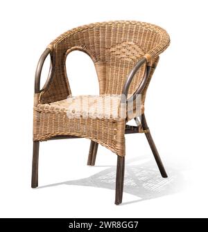 sedia in vimini in rattan isolata su sfondo bianco con percorso di ritaglio Foto Stock