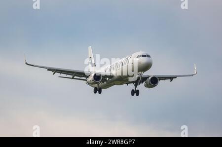 Ein Airbus A321-231 von Finnair im Landeanflug auf den Flughafen Zürich. Kennung OH-LZM. (Zürich, Schweiz, 10.05.2022) Foto Stock