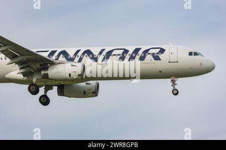 Ein Airbus A321-231 von Finnair im Landeanflug auf den Flughafen Zürich. Kennung OH-LZM. (Zürich, Schweiz, 10.05.2022) Foto Stock