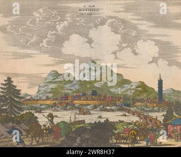 Vista di una città in Cina, De stadt Kinningfoe / The Citie (titolo sull'oggetto), Una processione di mercanti e viaggiatori con cammelli, asini e carretti buoi che si spostano da e verso la città, attraverso un ponte. Dietro le formazioni rocciose della città., stampatore: Anonimo, stampatore: Jacob van Meurs, (possibilmente), editore: Jacob van Meurs, Amsterdam, 1670, carta, incisione, altezza 290 mm x larghezza 353 mm, stampa Foto Stock
