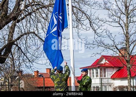 Dopo la ratifica in tutti i parlamenti dei paesi membri, la Svezia è ora uno dei 32 membri dell'alleanza militare NATO. Lunedì si è tenuta una cerimonia presso la base aerea di Malmen, "Linköpings garnison”, per segnare l'ingresso della Svezia nella NATO. Per la prima volta dal 1814, la Svezia fa parte di un'alleanza militare. Foto Stock