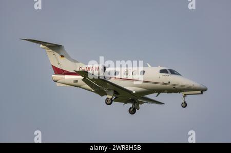 Ein Embraer Phenom 100 von Arcus Air Group befindet sich im Landeanflug auf den Flughafen Zürich. Registrazione D-IAAW. (Zürich, Schweiz, 10.05.2022) Foto Stock