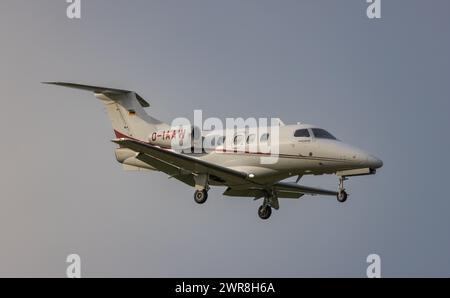 Ein Embraer Phenom 100 von Arcus Air Group befindet sich im Landeanflug auf den Flughafen Zürich. Registrazione D-IAAW. (Zürich, Schweiz, 10.05.2022) Foto Stock