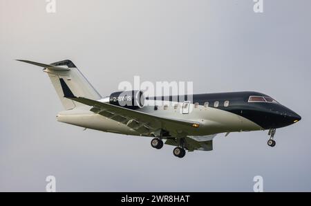 Ein Bombardier Challenger 604 von volare Aviation befindet sich im Landeanflug auf den Flughafen Zürich. Registrazione 2-SWI. (Zürich, Schweiz, 10.05. Foto Stock