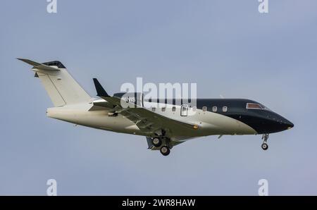 Ein Bombardier Challenger 604 von volare Aviation befindet sich im Landeanflug auf den Flughafen Zürich. Registrazione 2-SWI. (Zürich, Schweiz, 10.05. Foto Stock