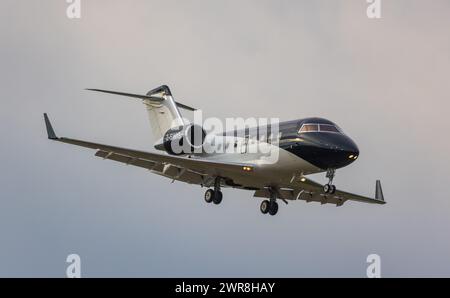 Ein Bombardier Challenger 604 von volare Aviation befindet sich im Landeanflug auf den Flughafen Zürich. Registrazione 2-SWI. (Zürich, Schweiz, 10.05. Foto Stock