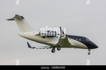 Ein Bombardier Challenger 604 von volare Aviation befindet sich im Landeanflug auf den Flughafen Zürich. Registrazione 2-SWI. (Zürich, Schweiz, 10.05. Foto Stock