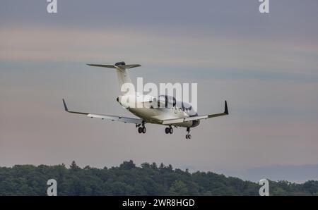 Ein Bombardier Challenger 604 von volare Aviation befindet sich im Landeanflug auf den Flughafen Zürich. Registrazione 2-SWI. (Zürich, Schweiz, 10.05. Foto Stock