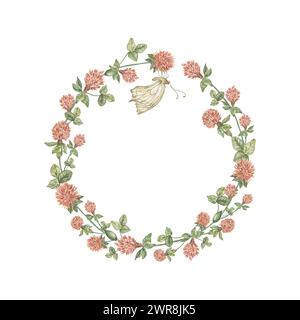 Una corona rotonda di fiori selvatici di trifoglio e foglie, e una farfalla. Modello per testo, biglietto d'auguri, invito al matrimonio Foto Stock