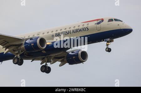 Ein Embraer 190SR von BA CityFlyer befindet sich im Landeanflug auf den Flughafen Zürich. Registrazione G-LCAB. (Zürich, Svizzera, 21.06.2022) Foto Stock