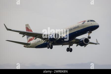 Ein Embraer 190SR von BA CityFlyer befindet sich im Landeanflug auf den Flughafen Zürich. Registrazione G-LCAB. (Zürich, Svizzera, 21.06.2022) Foto Stock