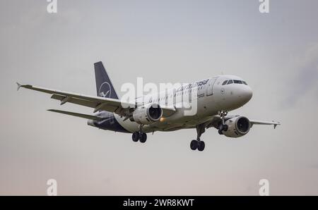 Ein Airbus A319-114 von Lufthansa befindet sich im Ladeanflug auf den Flughafen Zürich. Registrazione D-AILI. (Zürich, Svizzera, 21.06.2022) Foto Stock