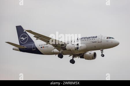 Ein Airbus A319-114 von Lufthansa befindet sich im Ladeanflug auf den Flughafen Zürich. Registrazione D-AILI. (Zürich, Svizzera, 21.06.2022) Foto Stock