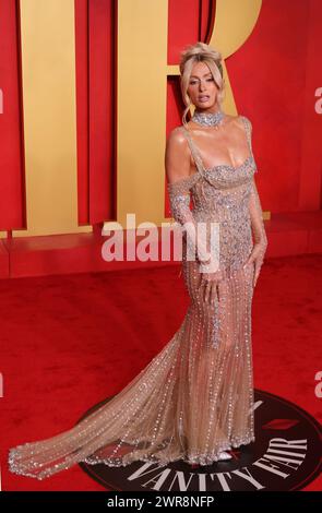 Beverly Hills, Stati Uniti. 11 marzo 2024. Paris Hilton partecipa al Vanity Fair Oscar Party del 2024 condotto da Radhika Jones al Wallis Annenberg Center for the Performing Arts il 10 marzo 2024 a Beverly Hills, California. Foto: Crash/imageSPACE credito: Imagespace/Alamy Live News Foto Stock