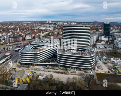 Allianz-Park Stuttgart-Vaihingen. DAS Hochhaus HAT 17 Etagen und wird flankiert von zwei Nebengebäuden. DAS campusartige Ensemble ist für 4,500 Mitarbeiter ausgelegt. Weil 90 Prozent der Mitarbeiter zumindest zeitweise im Homeoffice arbeiten, verringert sich der Bedarf an Büroräumen. // Stoccarda, Baden-Württemberg, Deutschland, 10.03.2024 *** Allianz Park Stuttgart Vaihingen l'alto edificio ha 17 piani ed è fiancheggiato da due edifici adiacenti il complesso simile a un campus è progettato per 4.500 dipendenti perché il 90% dei dipendenti lavora da casa almeno un po' del tempo, la necessità di Foto Stock