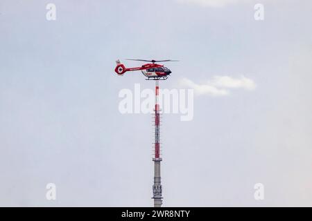 Rettungshubschrauber der DRF über Stoccarda. / 10.03.2024: Stoccarda, Baden-Württemberg, Deutschland. *** Elicottero di salvataggio DRF sopra Stoccarda 10 03 2024 Stoccarda, Baden Württemberg, Germania Foto Stock