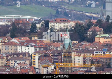Rettungshubschrauber der DRF über Stoccarda. / 10.03.2024: Stoccarda, Baden-Württemberg, Deutschland. *** Elicottero di salvataggio DRF sopra Stoccarda 10 03 2024 Stoccarda, Baden Württemberg, Germania Foto Stock