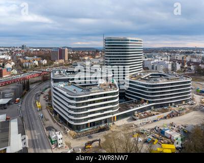 Allianz-Park Stuttgart-Vaihingen. DAS Hochhaus HAT 17 Etagen und wird flankiert von zwei Nebengebäuden. DAS campusartige Ensemble ist für 4,500 Mitarbeiter ausgelegt. Weil 90 Prozent der Mitarbeiter zumindest zeitweise im Homeoffice arbeiten, verringert sich der Bedarf an Büroräumen. // Stoccarda, Baden-Württemberg, Deutschland, 10.03.2024 *** Allianz Park Stuttgart Vaihingen l'alto edificio ha 17 piani ed è fiancheggiato da due edifici adiacenti il complesso simile a un campus è progettato per 4.500 dipendenti perché il 90% dei dipendenti lavora da casa almeno un po' del tempo, la necessità di Foto Stock