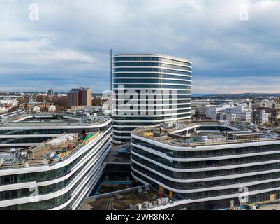 Allianz-Park Stuttgart-Vaihingen. DAS Hochhaus HAT 17 Etagen und wird flankiert von zwei Nebengebäuden. DAS campusartige Ensemble ist für 4,500 Mitarbeiter ausgelegt. Weil 90 Prozent der Mitarbeiter zumindest zeitweise im Homeoffice arbeiten, verringert sich der Bedarf an Büroräumen. // Stoccarda, Baden-Württemberg, Deutschland, 10.03.2024 *** Allianz Park Stuttgart Vaihingen l'alto edificio ha 17 piani ed è fiancheggiato da due edifici adiacenti il complesso simile a un campus è progettato per 4.500 dipendenti perché il 90% dei dipendenti lavora da casa almeno un po' del tempo, la necessità di Foto Stock