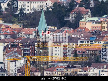Rettungshubschrauber der DRF über Stoccarda. / 10.03.2024: Stoccarda, Baden-Württemberg, Deutschland. *** Elicottero di salvataggio DRF sopra Stoccarda 10 03 2024 Stoccarda, Baden Württemberg, Germania Foto Stock