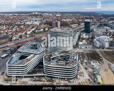 Allianz-Park Stuttgart-Vaihingen. DAS Hochhaus HAT 17 Etagen und wird flankiert von zwei Nebengebäuden. DAS campusartige Ensemble ist für 4,500 Mitarbeiter ausgelegt. Weil 90 Prozent der Mitarbeiter zumindest zeitweise im Homeoffice arbeiten, verringert sich der Bedarf an Büroräumen. // Stoccarda, Baden-Württemberg, Deutschland, 10.03.2024 *** Allianz Park Stuttgart Vaihingen l'alto edificio ha 17 piani ed è fiancheggiato da due edifici adiacenti il complesso simile a un campus è progettato per 4.500 dipendenti perché il 90% dei dipendenti lavora da casa almeno un po' del tempo, la necessità di Foto Stock