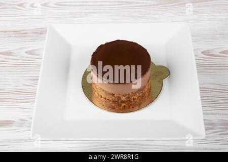 Mousse di cioccolato. Dolce e gustosa torta al cioccolato, ideale per la pausa caffè. Deliziosa torta al cioccolato preparata sul tavolo di legno. Spazio per Foto Stock