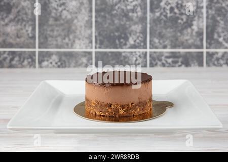 Mousse di cioccolato. Dolce e gustosa torta al cioccolato, ideale per la pausa caffè. Deliziosa torta al cioccolato preparata sul tavolo di legno. Spazio per Foto Stock