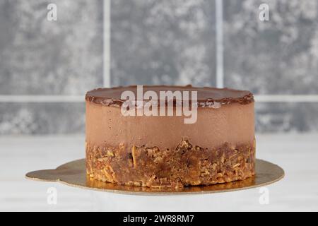 Mousse di cioccolato. Dolce e gustosa torta al cioccolato, ideale per la pausa caffè. Deliziosa torta al cioccolato preparata sul tavolo di legno. Spazio per Foto Stock