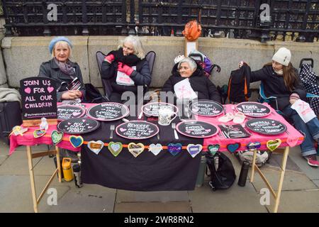 Londra, Regno Unito. 11 marzo 2024. Le madri organizzano uno sciopero della fame al di fuori del Parlamento britannico, chiedendo che il governo agisca in caso di insicurezza alimentare e di crisi climatica. Crediti: Vuk Valcic/Alamy Live News Foto Stock