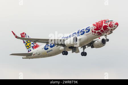 Ein Airbus A320-214 von Edelweiss Air startet vom Flughafen Zürich. DAS Flugzeug trägt die Sonderbemalung von Help Alliance. Registrazione HB-JLT. (Zür Foto Stock