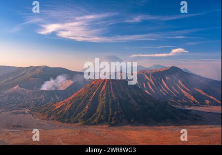 Vista magica del vulcano Bromo in eruzione all'alba. Isola di Giava, Indonesia Foto Stock