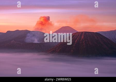 Vista magica del vulcano Bromo in eruzione all'alba. Isola di Giava, Indonesia Foto Stock