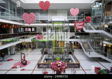 Uhr der fließenden Zeit, Innenhof, Europa Center, Tauentzienstraße, Charlottenburg, Berlino, Deutschland *** Orologio del tempo di scorrimento, cortile, Europa Center, Tauentzienstraße, Charlottenburg, Berlino, Germania Foto Stock