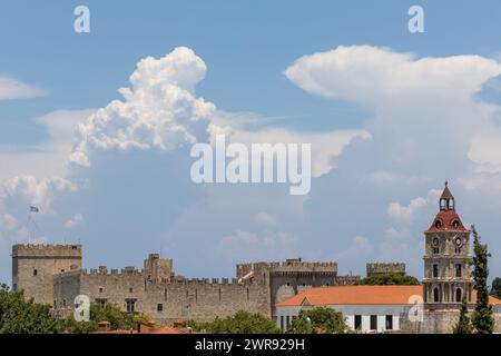 Palazzo dei Cavalieri Ospitalieri a Rodi, Grecia, visto dalla cima delle mura della città Foto Stock