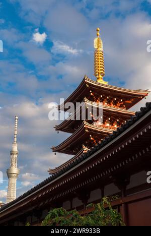 Giappone tra tradizione e modernità. Antica senso-ji bellissima pagoda ad Asakusa con il nuovo Tokyo Skytree, la torre più alta del mondo Foto Stock