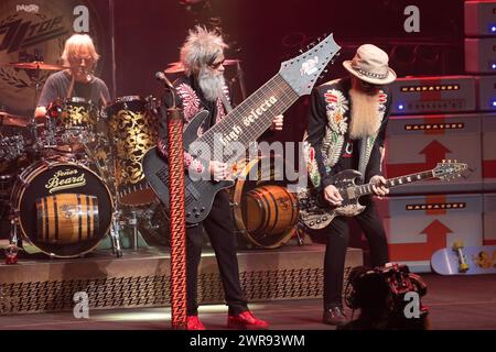 Hollywood, Stati Uniti. 10 marzo 2024. Frank Beard, Elwood Francis e Billy Gibbons degli ZZ Top si esibiscono a Fort Lauderdale, Florida, il 10 marzo 2024. Il trio è in tour con i Lynyrd Skynyrd. (Foto di Geoffrey Clowes/Sipa USA) credito: SIPA USA/Alamy Live News Foto Stock