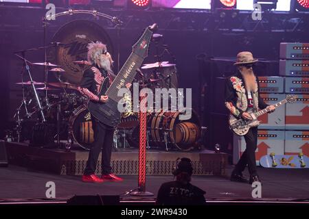 Hollywood, Stati Uniti. 10 marzo 2024. Elwood Francis e Billy Gibbons degli ZZ Top si esibiscono a Fort Lauderdale, Florida, il 10 marzo 2024. Il trio è in tour con i Lynyrd Skynyrd. (Foto di Geoffrey Clowes/Sipa USA) credito: SIPA USA/Alamy Live News Foto Stock