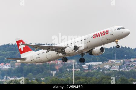 Ein Airbus A321-111 von Swiss International Airlines startet vom Flughafen Zürich. Registrazione HB-IOL. (Zürich, Schweiz, 17.08.2022) Foto Stock