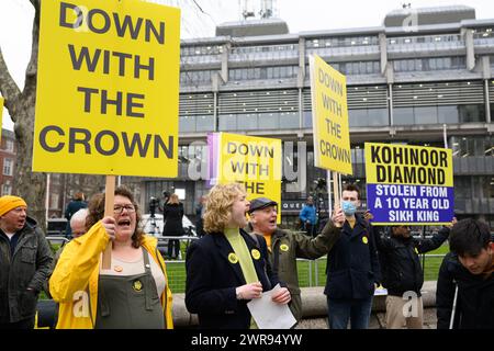 LONDRA, Regno Unito 11 marzo 2024: Come la Regina consorte Camilla rappresenta la famiglia reale al Commonwealth Day Service presso l'Abbazia di Westminster, i manifestanti esterni della Repubblica manifestano contro l'istituzione della monarchia. Foto Stock