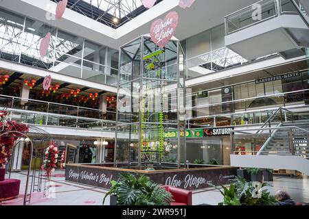 Uhr der fließenden Zeit, Innenhof, Europa Center, Tauentzienstraße, Charlottenburg, Berlino, Deutschland *** Orologio del tempo di scorrimento, cortile, Europa Center, Tauentzienstraße, Charlottenburg, Berlino, Germania Foto Stock