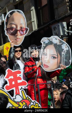 Giovani e energici cinesi americani su un galleggiante nella Parata del capodanno cinese di New York, che accoglie l'anno del Drago nel 2024. Foto Stock