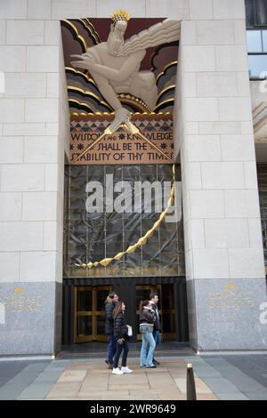 Ingresso al Comcast Building dalla plaza del Rockefeller Center nel centro di Manhattan, New York City. Foto Stock