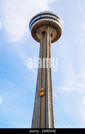 Niagara, Canada - 8 marzo 2024: Skylon Tower vicino alle cascate del Niagara Foto Stock