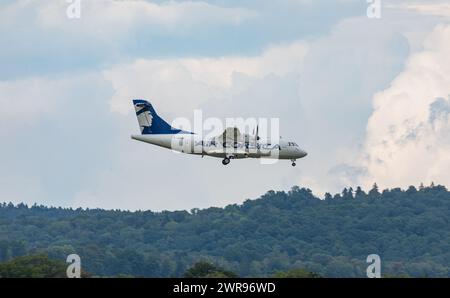 Eine ATR 42-500 von Air Corsica befindet sich im Landeanflug auf den Flughafen Zürich. Registrazione F-HAIB. (Zürich, Svizzera, 29.08.2022) Foto Stock