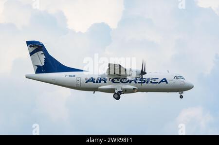 Eine ATR 42-500 von Air Corsica befindet sich im Landeanflug auf den Flughafen Zürich. Registrazione F-HAIB. (Zürich, Svizzera, 29.08.2022) Foto Stock