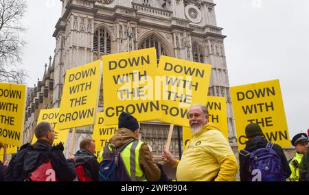 Londra, Regno Unito. 11 marzo 2024. I manifestanti anti anti-monarchia del gruppo Republic si riuniscono fuori dall'abbazia di Westminster mentre i membri della famiglia reale arrivano per commemorare il Commonwealth Day. Crediti: Vuk Valcic/Alamy Live News Foto Stock