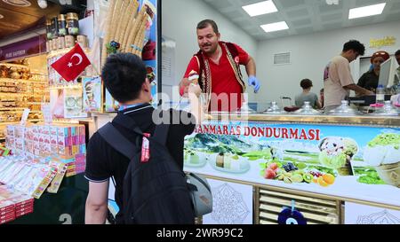 Istanbul, Turchia - agosto 2,2023: Nelle vivaci strade di Istanbul, i venditori di gelato turco Dondurma non sono solo venditori, sono carismatici Foto Stock